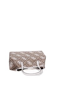 Brun taske med geometrisk mønster og hvide accenter og håndtag, med et logo i midten og en struktureret rektangulær form.