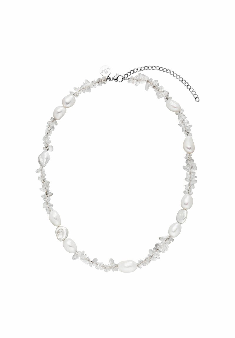Perlen- und Kristallkette mit unregelmäßig geformten weißen Perlen und klaren Quarzstücken, akzentuiert mit einem Silberkettenverschluss.