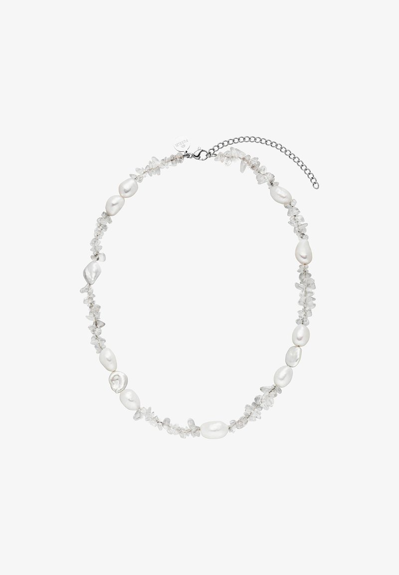 Perlen- und Kristallkette mit unregelmäßig geformten weißen Perlen und klaren Quarzstücken, akzentuiert mit einem Silberkettenverschluss.