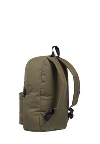 Mochila de color verde oliva con una textura suave, diseño acolchado, dos correas para los hombros, un bolsillo lateral y un lazo en la parte superior para colgar.