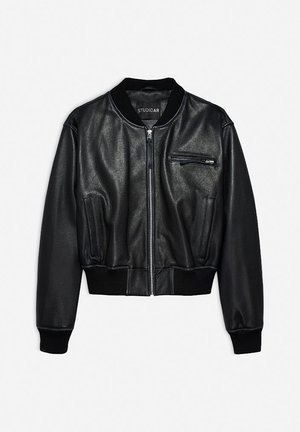 Zwarte leren bomberjack met een rits aan de voorkant, geribbelde kraag en manchetten, zijzakken en een klein borstzakje. Glad textuur met een getailleerd ontwerp.