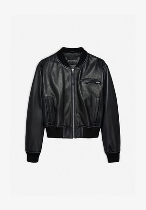 Zwarte leren bomberjack met een rits aan de voorkant, geribbelde kraag en manchetten, zijzakken en een klein borstzakje. Glad textuur met een getailleerd ontwerp.
