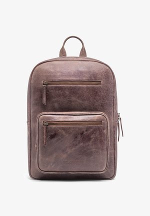 Brauner Leder-Rucksack mit strukturierter Oberfläche, ausgestattet mit zwei frontalen Reißverschlusstaschen und einem oberen Griff für einfaches Tragen.