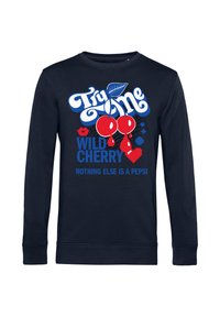 Felpa a maniche lunghe blu navy con testo grafico colorato che presenta ciliegie, una foglia e slogan in rosso e blu su uno sfondo nero.