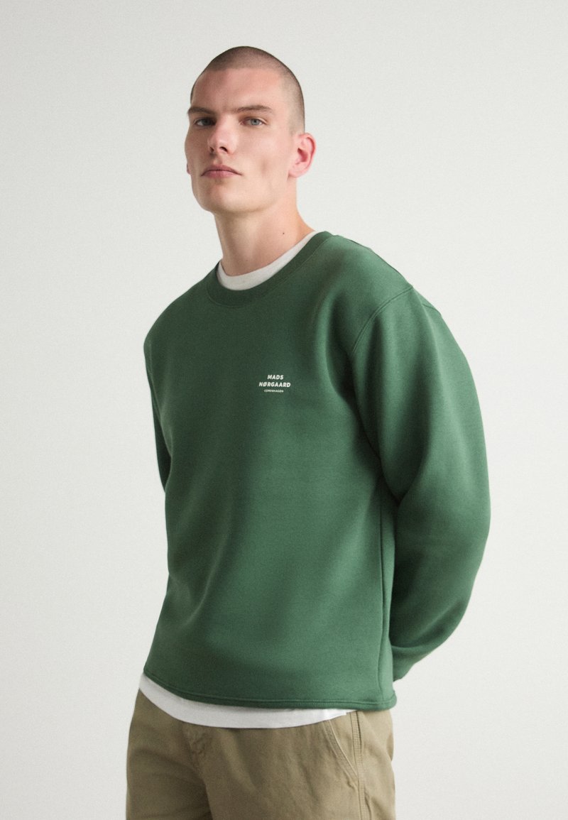 Mads Nørgaard STANDARD CREW LOGO - Melegítőfelső - duck green