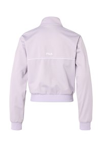 Lila atletisk jacka med hög krage, ribbade muddar och midja. Har en vit logotyp på baksidan och en slät, strukturerad tyg.