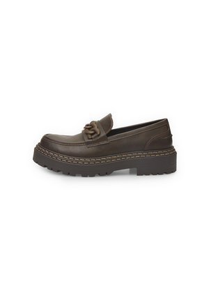 Mocassini in pelle marrone con un accento intrecciato, suola chunky e dettagli di cucitura a contrasto lungo i bordi. Design slip-on.