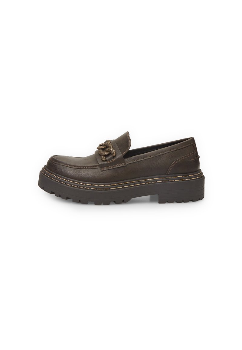 Brūni ādas loafers ar pītām akcentiem, masīvu zoli un kontrastējošiem šuvieniem pa malām. Ievilktā dizaina.