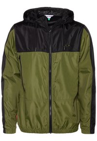 Grøn- og sort letvægtsjakke med hætte, der har to lynlåslommer, elastiske manchetter og lynlås fortil. Glat tekstur og sporty design.
