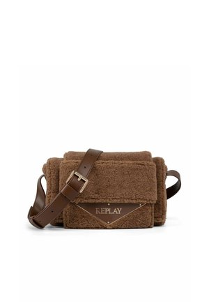 Bolso bandolera de tela marrón texturizada con correa de cuero ajustable y placa metálica con el logo "REPLAY" en la solapa frontal.