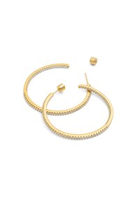 Pendientes de aro de oro que presentan una fila de pequeñas piedras claras a lo largo del borde, con un perno y una parte posterior cilíndrica para un cierre seguro; superficie brillante.