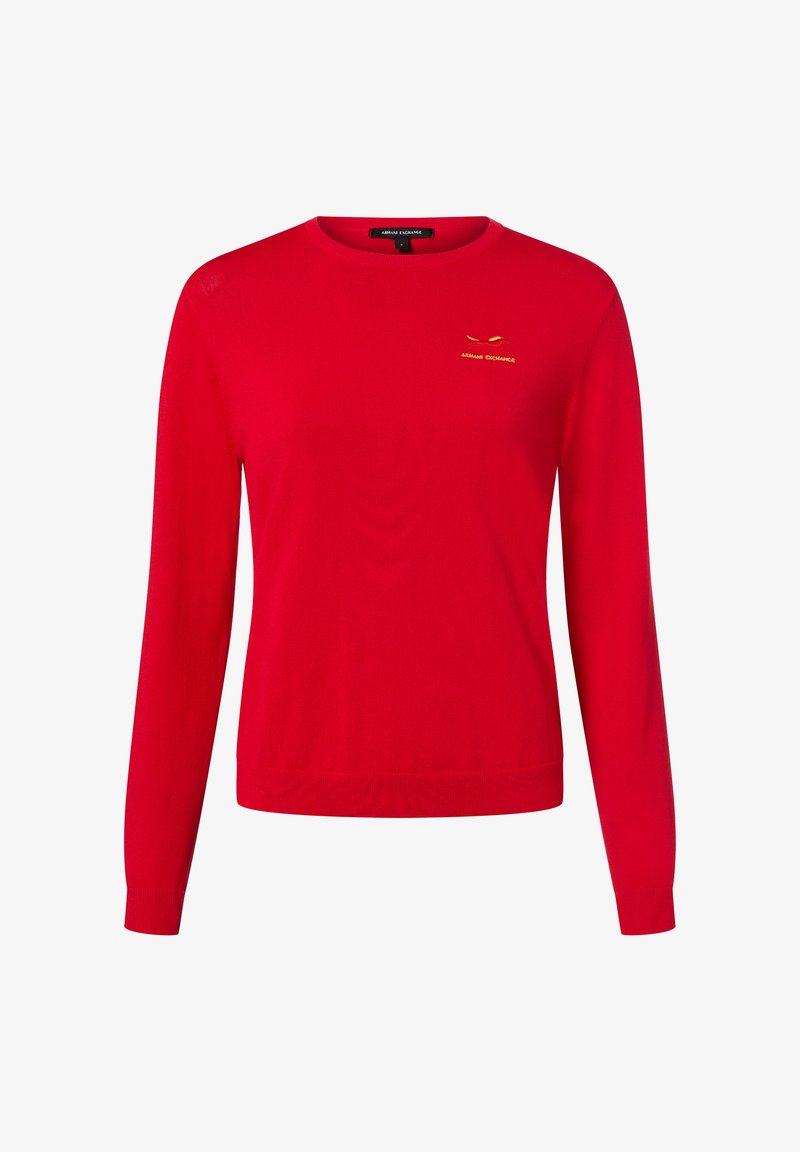 Czerwony sweter z dzianiny z długimi rękawami, okrągłym dekoltem i złotym logo na piersi. Gładka faktura i dopasowany krój.