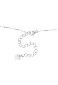 Bracelet en chaîne en argent avec un pendentif rond texturé, comportant des maillons ronds et un fermoir en homard pour une fermeture sécurisée.