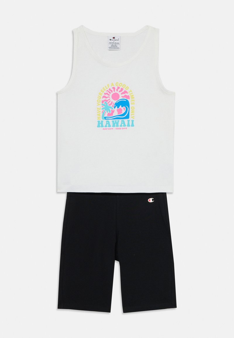 Vit linne med en färgglad "Hawaii" grafik och ett vågmönster, tillsammans med figurnära svarta shorts, båda i mjukt material.