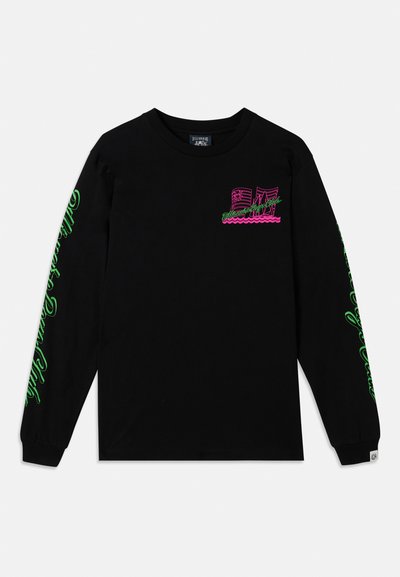 Črna dolga majica s dolgimi rokavi iz bombaža, ki ima roza in zeleno grafiko na prsih in rokavih. Ima preprost kroj s kroglasto ovratnico in žeblaste manšete.