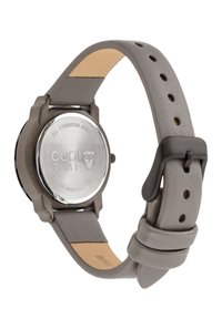 Grijze horloge met een stalen kast, leren band met textuur en metalen sluiting. Bevat gegraveerde branding op de achterkant van het horloge.