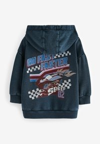 Tmavě modrá mikina s kapucí, která obsahuje grafický design s závodním autem, šachovnicovými vlajkami a textem "JDI RYCHLEJI RYCHLEJI RYCHLOST 82" v různých barvách.