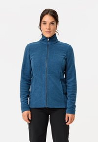 Giacca in pile blu con colletto alto, zip frontale completa e tasche laterali. Presenta un tessuto testurizzato con un motivo sottile.