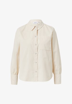 Camicia beige con bottoni, colletto classico, maniche lunghe con polsini arricciati e una tasca sul petto. Realizzata in tessuto strutturato.