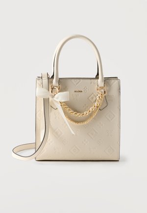 Sac à main en cuir couleur crème embossé de motifs floraux et géométriques, chaîne dorée, nœud blanc, poignées supérieures et bandoulière amovible.