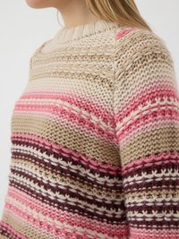Maglione lavorato a maglia con scollatura a girocollo, strisce multicolori in rosa e beige, motivi testurizzati e spessori di filato contrastanti.