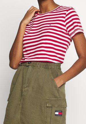 Czerwono-biała w paski koszulka z krótkim rękawem i okrągłym dekoltem, w połączeniu z oliwkowymi szortami cargo z kieszeniami i metką marki.