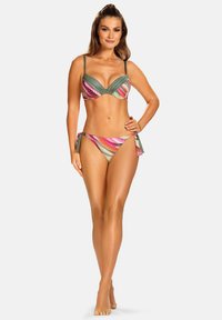 Zestaw bikini w wielokolorowe paski z zielonym biustonoszem na drucie i dopasowanym dołem na sznurki, wykonany z miękkiego materiału i o dopasowanym kroju.