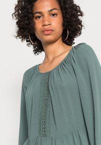 ONLY ONLNORA ALBA BLOUSE - Blusa - balsam green