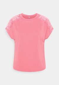 T-shirt a maniche corte rosa realizzato in tessuto morbido, con dettagli in pizzo sulle spalle e scollatura rotonda. Texture liscia e vestibilità comoda.