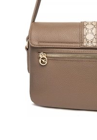 Borsa a tracolla in pelle marrone con superficie testurizzata, caratterizzata da una tracolla decorativa con motivo e una tasca anteriore con zip e cerniera dorata.