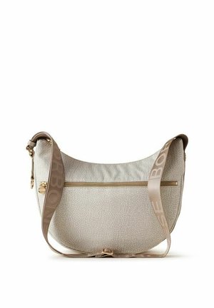 Sac à bandoulière beige clair en forme de croissant avec surface texturée, poche zippée dorée et large bandoulière réglable avec nom de marque embossé.