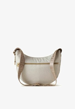 Sac à bandoulière beige clair en forme de croissant avec surface texturée, poche zippée dorée et large bandoulière réglable avec nom de marque embossé.