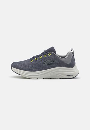 Luftige marineblaue Mesh-Sneaker mit gelben Akzenten, gepolsterter weißer VaporFoam-Sohle, abgerundeter Zehenform und einer synthetischen Sohle für Grip und Unterstützung.