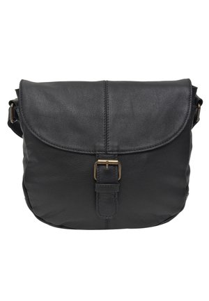 Zwarte leren crossbodytas met gebogen klep, centrale gespband en verstelbare zijriem hardware.