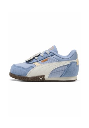 Jasnoniebieskie i kremowe buty sportowe Puma z brązową podeszwą, sznurowanym fasonem i detalami logo po bokach i na języku.