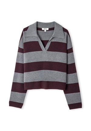 Grauer und burgunderroter gestreifter Pullover mit Kragen und kürzerem Schnitt. Weiches Strickmaterial mit langen Ärmeln und V-Ausschnitt.