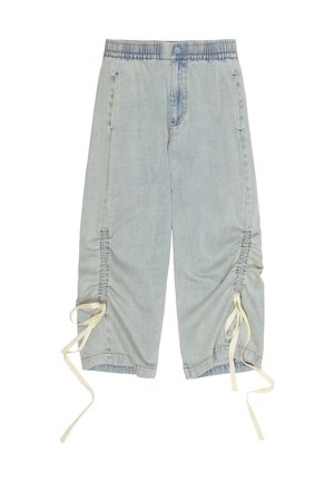 Pantalones de mezclilla recortados de color azul claro con cintura elástica, bolsillos laterales, detalles fruncidos y cordones de color crema en el dobladillo.