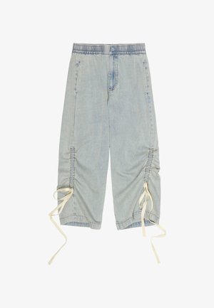 Pantalones de mezclilla recortados de color azul claro con cintura elástica, bolsillos laterales, detalles fruncidos y cordones de color crema en el dobladillo.