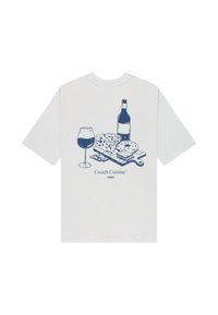 Hvit t-skjorte med en blå grafikk av en vinflaske, glass, ost og et skjærebrett med teksten "Couch Cuisine."