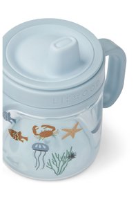 Tazza blu chiaro con coperchio rimovibile, decorata con illustrazioni di creature marine e piante in colori vivaci, realizzata in materiale plastico durevole.