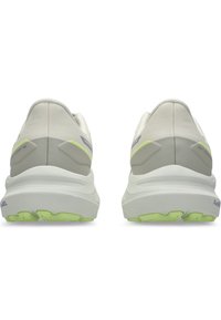 Weiße Laufschuhe mit strukturiertem Obermaterial, hellgrauen Akzenten und grüner Laufsohle. Verfügt über einen gepolsterten Schuhkragen und dämpfende Sohlen für Komfort.