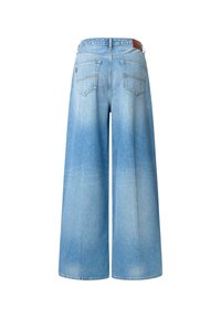 Jeans de pierna ancha de color azul claro con cintura alta, bolsillos traseros y un acabado de denim texturizado. Presenta un acento de cuero marrón en la cintura.