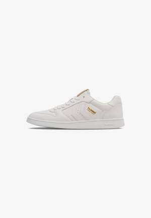 Sapatilhas brancas em couro liso com um design de cano baixo, apresentando um detalhe em logo dourado e costura tonal, sola de borracha plana.