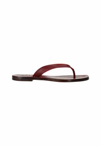 Rode leren slippers met een dunne band en een platte zool. Beschikt over een gladde textuur en subtiele stiksels langs de randen.