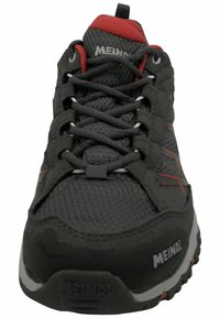 Herren Wanderschuh in Grau mit textilem Obermaterial, roten Akzenten, gepolsterter Sohle und verstärktem Zeh. Verfügt über ein Schnürsystem und ein Markenlogo.