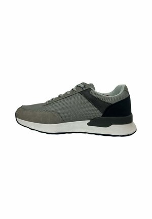 Zapatilla deportiva de malla gris y negra con suela blanca, cierre de cordones y cuello acolchado, mostrada de perfil sobre fondo blanco.