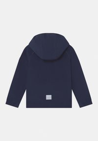 Marinejacke mit Kapuze, elastischen Bündchen und einem quadratischen Logopatch im unteren Rückenbereich, hergestellt aus einem glatten, leichten Stoff.
