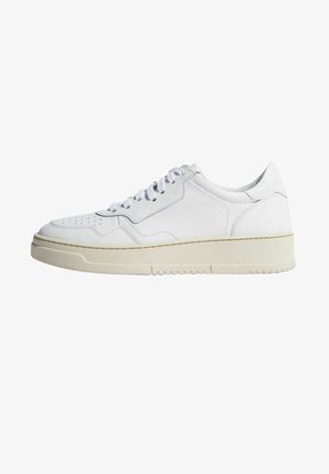 Weiße Leder-Sneaker mit glatter Oberfläche, versehen mit perforierten Details an der Zehe, runden Schnürsenkeln und einer strukturierten Gummisohle.