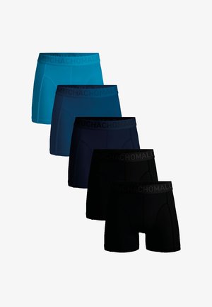 Öt pár boxer alsónadrág különböző árnyalatokban: világos kék, sötét kék és két fekete. Rugalmas derékrészekkel rendelkezik, amelyeken a "MUCHACHOMALO" márkanevének felirata szerepel.