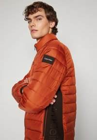 Calvin Klein SIDE LOGO JACKET - Välikausitakki - terracotta rust